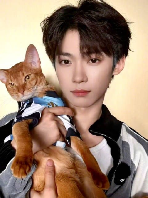 梓渝和猫猫传递温暖正能量