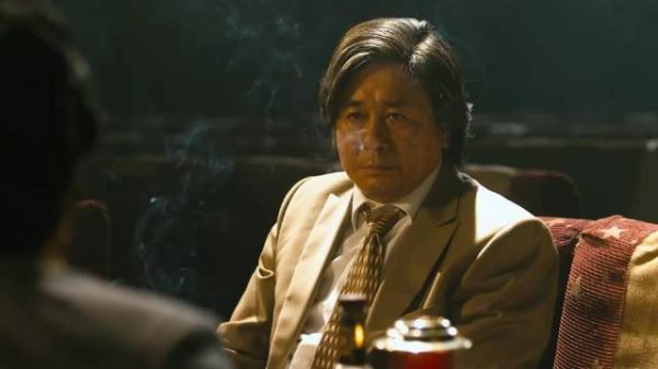 黑帮火并昔日老大啤酒瓶爆头自立门户小弟