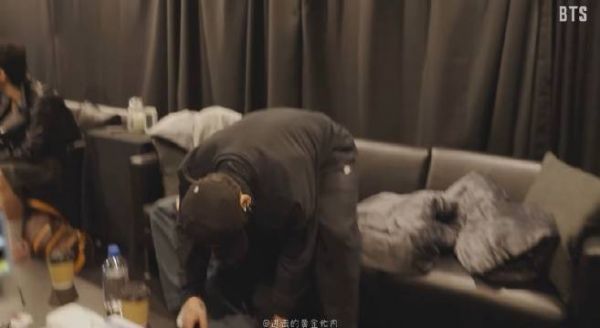 拿走了JIN的鞋子放在灯下然后一本正经的坐在旁边哈哈哈