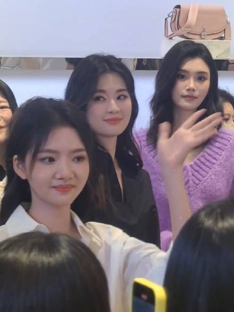 任敏乔欣奚梦瑶美女同框好养眼啊，挨个打招呼好乖
