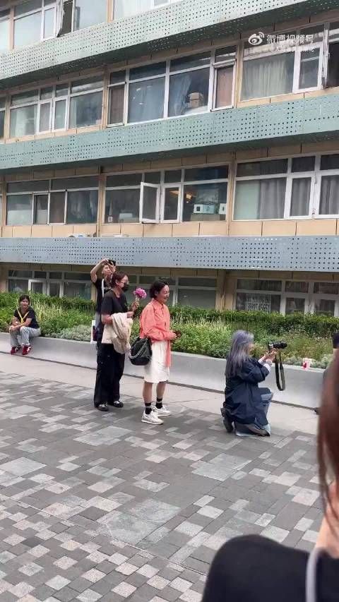 偶遇惠英红在三里屯和路人大合照，红姐状态好好 我也想和红姐合照