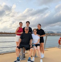 66岁毛舜筠晒全家福贺父亲节，女婿罕见现身，定居美国低调生活