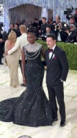 大威廉姆斯亮相Met Gala 与老公甜蜜香吻