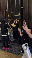 孙俪现身女儿芭蕾舞会全程紧张跟拍，散场后蹲地整理舞裙