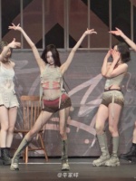 wild wild west小拿拿的即兴solo部分ㅋㅋㅋ 有个女孩好夸张