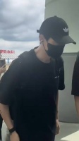 李现全黑休闲装低调回国，口罩遮面难掩优越身形