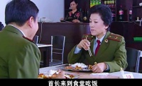 首长去食堂吃饭，发现黑心食堂不仅用死猪肉做菜，还仗着有背景死不悔改