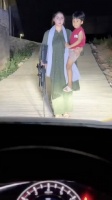 左手一个崽，右手一支狙
