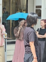 杨紫巴黎大光明粉裙路透！白到发光了