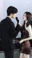 哈妮克孜《心间错》见面会借位吻搂腰引热议
