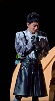 陈小春58岁北京演唱会身材引热议，健身教练称其靠运动保持状态