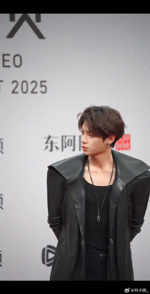 此男就这么用脸帅晕所有人 我为星光大赏打call 黄明昊