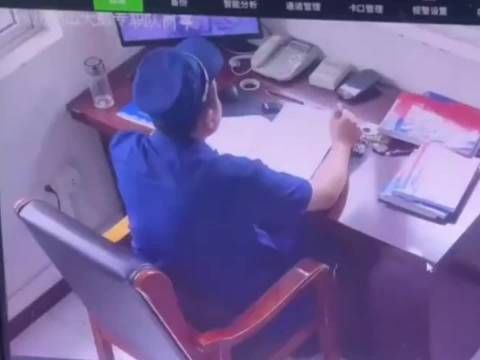 老哥无奈又淡定,这窗户太不结实了