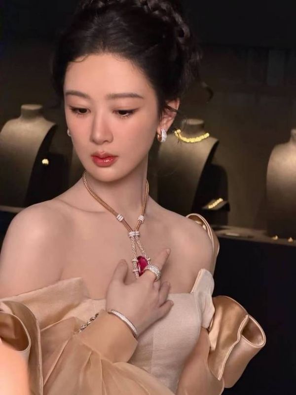 搜狐娱乐讯 近日，杨紫一组美照释出。她身穿蝴蝶结泡泡袖礼裙，甜美与优雅并存，气质满分。
