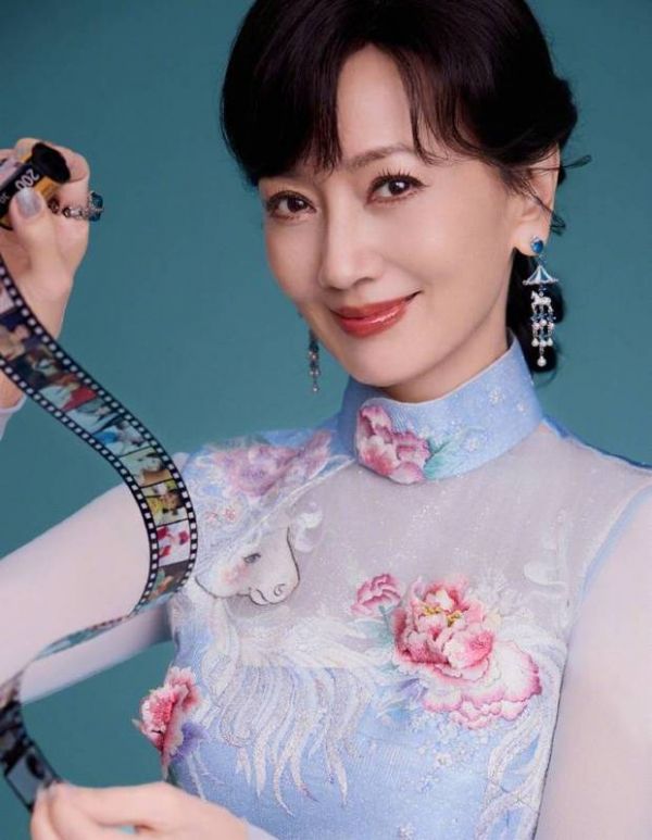搜狐娱乐讯 近日，赵雅芝一组美照释出。她身穿蓝色绣牡丹旗袍，搭配精致盘发与温婉笑容，雍容大方，优雅气质十足。