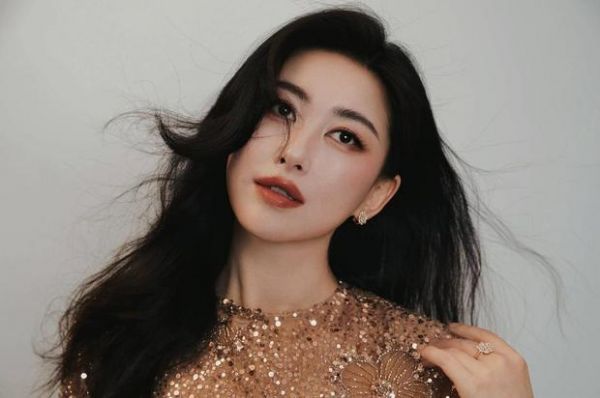朱珠发丝随风轻扬。