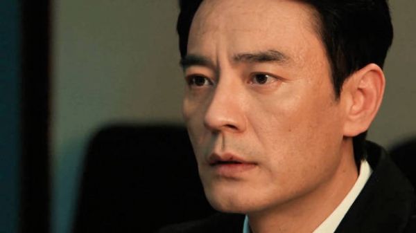 五个大学生在一片冰瀑布下面拍照，拍着拍着，发现镜头里多了个人