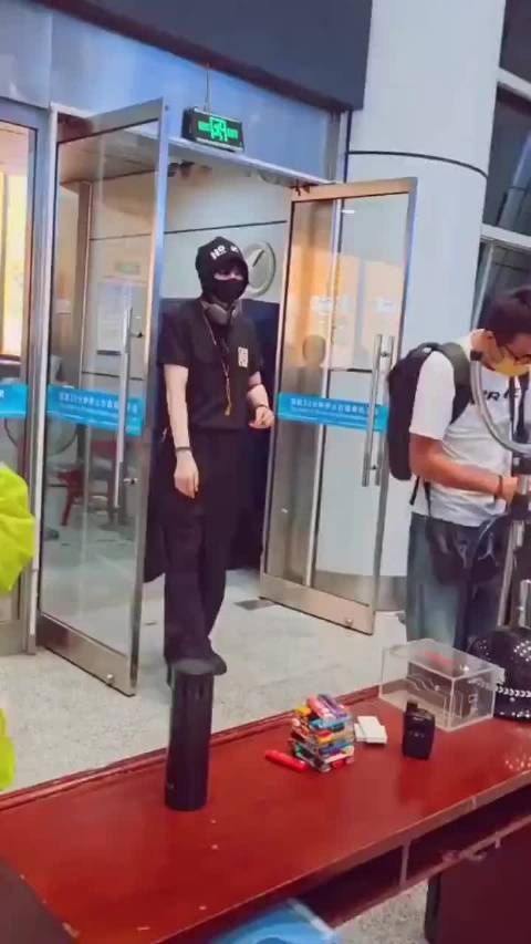怎么看都帅气 人群中最靓的仔