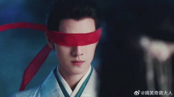 风中飘动的凌乱红绸像少女狂跳的心脏