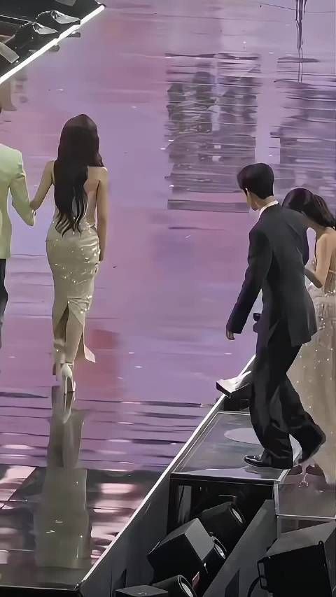 走路哪有不摔跤,一笑而过才叫优雅