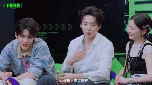 张凌赫又一秒惹怒金靖，姐姐起身瞬间他急忙伸手拉住，求生欲拉满了