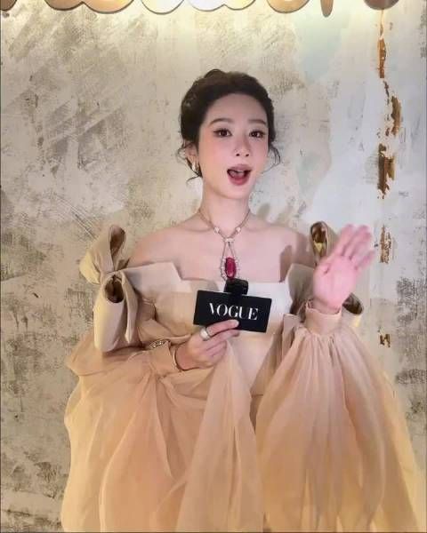 杨紫亮相Vogue HongKong封面，演绎Alexis Mabille高定与Pomellato珠宝
