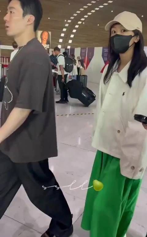 杨紫回程参加白玉兰活动，白配绿她穿上怎么那么好看呢
