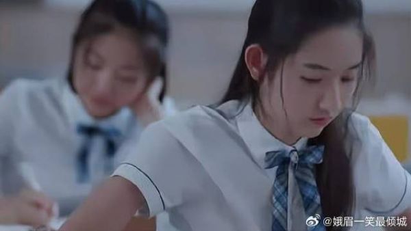 林妙妙上课站后排，本以为是罚站，真实原因太意外