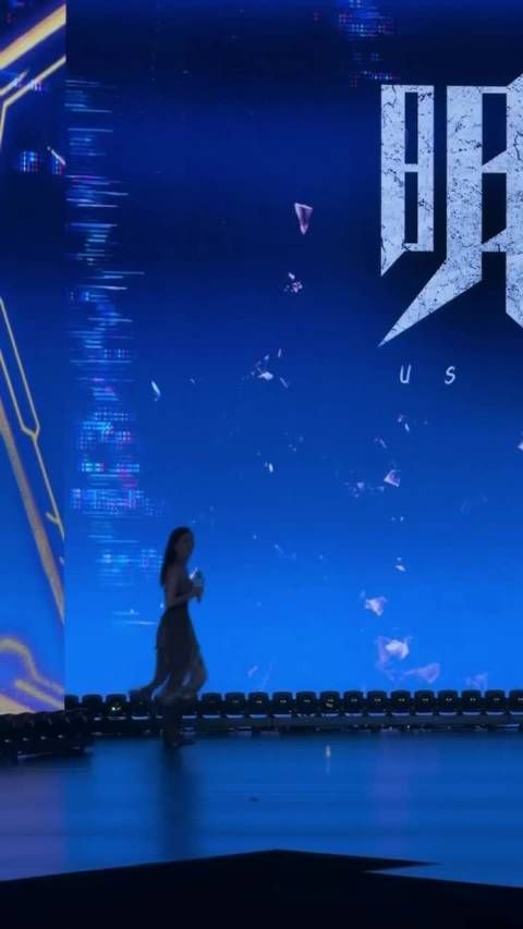钟楚曦裹抹布走红毯亮相鹅厂2026片单