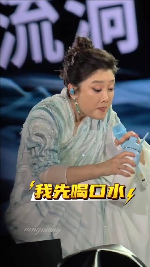 凤凰传奇广州演唱会给这俩人热够呛，曾毅满头大汗妆花了，玲花直接拿衣服擦汗