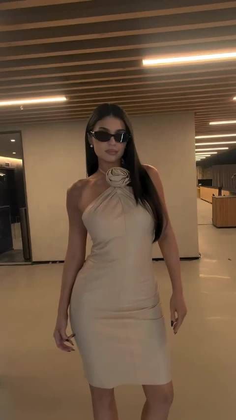 Kylie Jenner携手Meta Glasses出席活动，身着Gucci古董礼服亮相