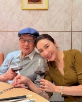 黎姿退圈多年仍是孝顺女儿，父亲节陪爸爸食中菜，三代亲情画面惹人羡慕
