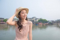 结了婚的女人，要是发了疯地想一个婚外的男人，不会直接联系，而是会有这三个身体上的举动