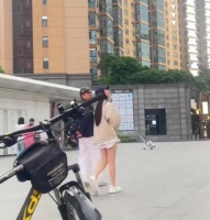 长沙街头偶遇李湘一家，母女暴瘦到认不出！离婚后仍不离不弃
