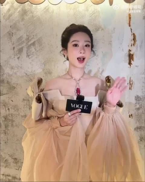 杨紫巴黎珠宝展发型师朱子曰打造露额全盘发