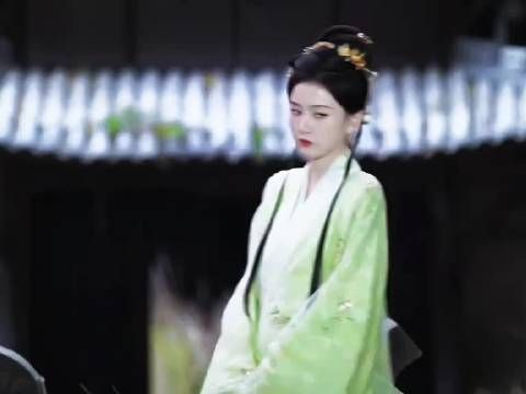 宋祖儿将裴右安娃娃塞入礼服心口，搭配余生皆安卷轴