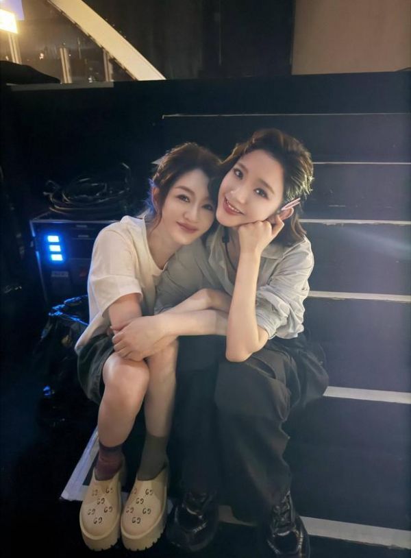李小冉与唐艺昕抱着手臂贴贴。