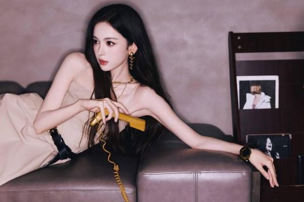 娜扎秒变慵懒感美人。