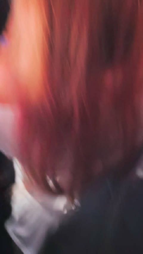 彩排现场现活力青年与疲倦老登