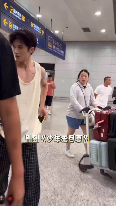 闫桉开导后辈藏泪不言，回望青涩岁月