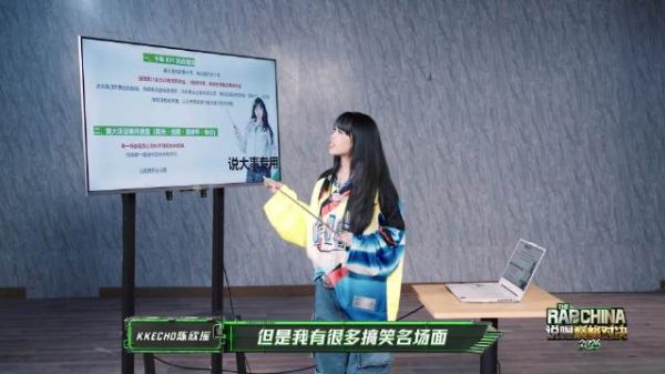 你们觉得艺人用生活化自嘲标签定位自己，是不是更容易拉近和普通观众的距离？