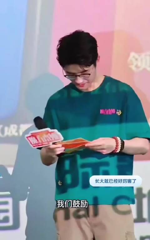 刘昊然回应年龄梗争议，称父母生活充实快乐