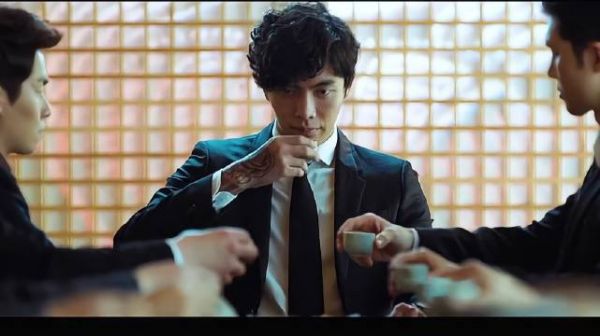 老大一眼就看出新来小混混的潜质！