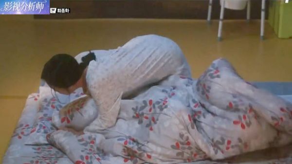 女人趁着婆婆熟睡，竞然拿起被子死死捂在她脸上