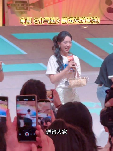 管乐新片《小气鬼》饰温婉美女温兰，剧组现场发鸡蛋
