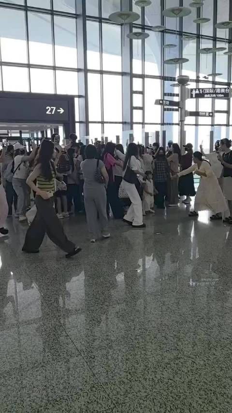 胡一天条纹穿搭现身，口罩难掩帅气眼神