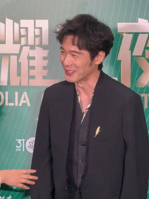 白宇黑衣亮相白玉兰提名晚宴