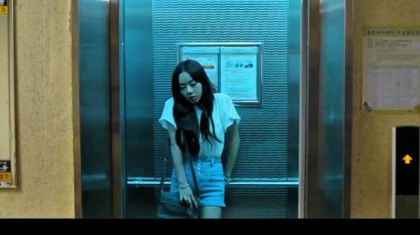 一口气看完恐怖片《鬼影敲门》，女主演技太逗了，（只说恐）