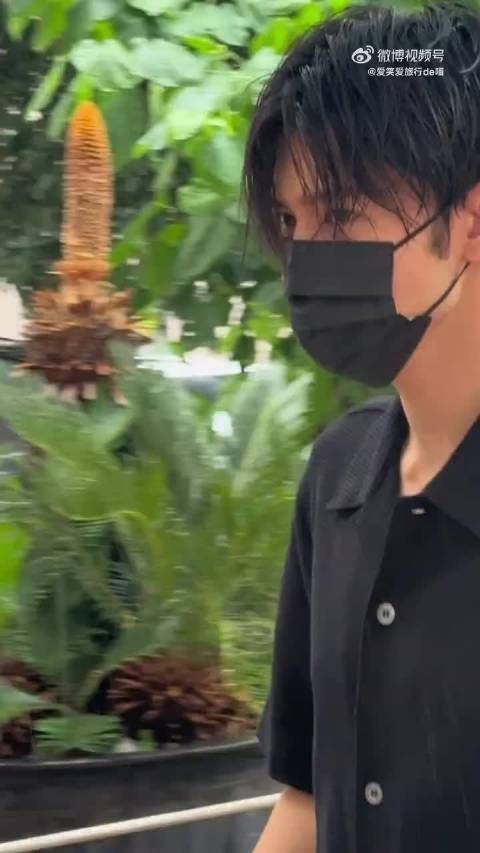 陈哲远湿发路透曝光，横店剧组拍戏敬业