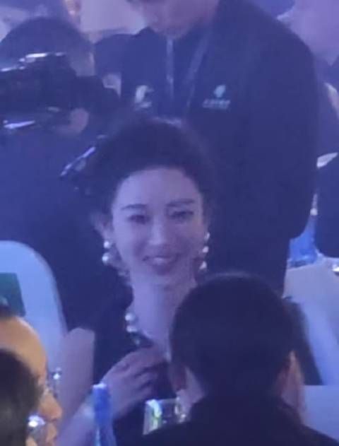 杨紫白玉兰宴会内场，看来对自己的造型很满意，笑的好开心